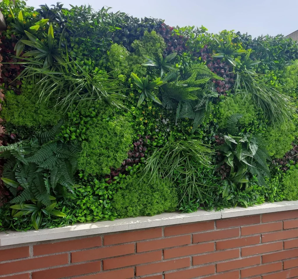 Ahorra y embellece tu jardín este verano con césped artificial y jardines verticales