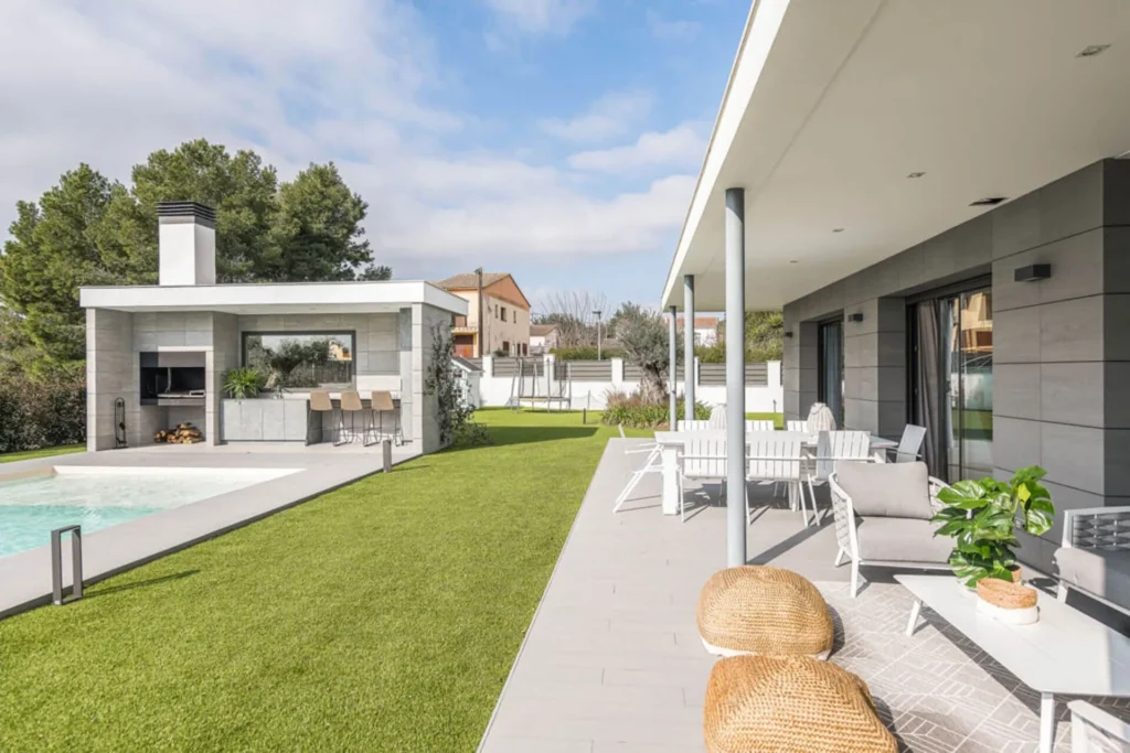 Renueva tu hogar con pintura, papel pintado y decoración exterior
